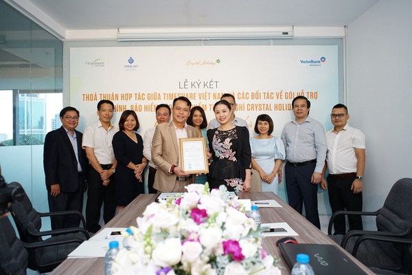 Bà Trần Thị Nguyệt Nga - TGĐ Timeshare Việt Nam và Đại diện Công ty Cổ phần Công nghệ CTS bắt tay mở rộng hợp tác