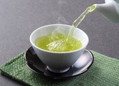 Uống trà khi đói bụng thì lợi hay hại?