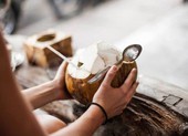 Uống nước dừa thay nước lọc thì điều gì sẽ xảy ra cho cơ thể?