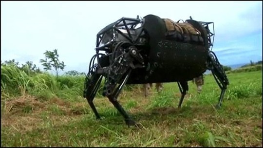 "Robot mãnh thú" tham gia huấn luyện. Ảnh: