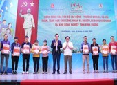 Hàng trăm ngàn công nhân không về quê ăn tết vì dịch COVID-19