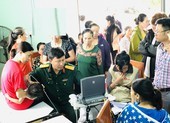 Bác sĩ quân y về vùng lũ Quảng Bình khám bệnh cho dân