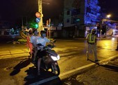 Dù mua hàng hóa thiết yếu mà ra đường quá số người cần thiết, coi chừng bị phạt