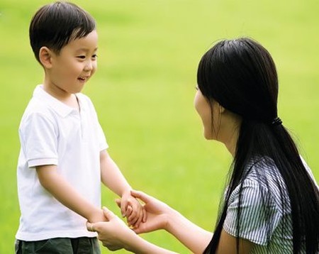 Khi gặp người lạ dụ dỗ, bé hãy biết tìm đúng người để nhờ giúp đỡ . Ảnh minh họa