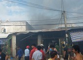Cháy dữ dội dãy trọ ở Bình Tân