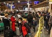 Hàng chục ngàn dân đại lục xếp hàng để qua Hong Kong 