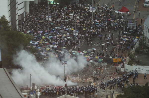 Cảnh sát đã phải dùng hơi cay đối phó người biểu tình. Ảnh: SCMP