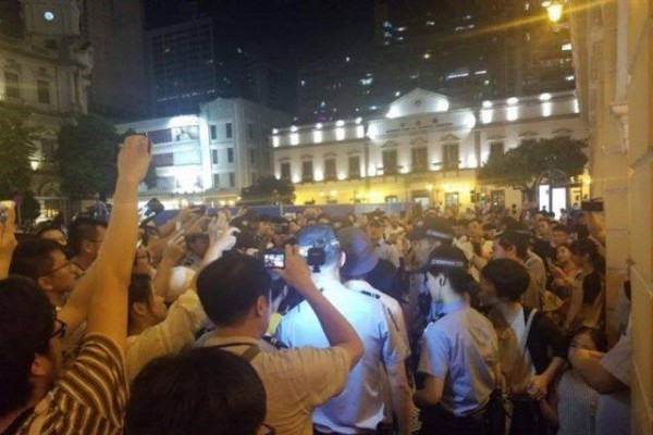 Người biểu tình và cảnh sát tập trung tại Quảng trường Senado, Macau tối 19-8. Ảnh: SCMP