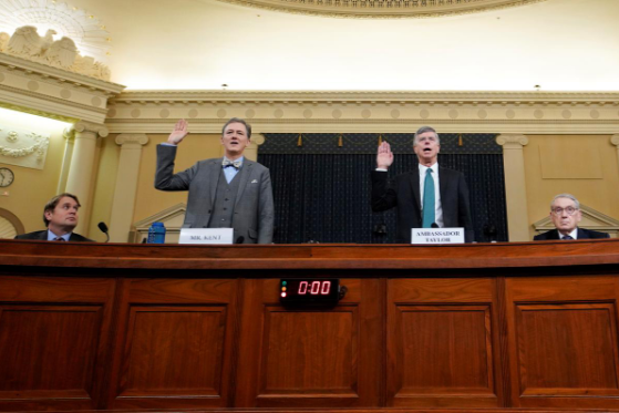 Quyền đại sứ Mỹ tại Ukraine William Taylor (phải) và Phó Trợ lý Ngoại trưởng Mỹ George Kent (trái) đến cung cấp lời khai tại phiên điều trần công khai đầu tiên về cuộc điều tra luận tội ông Trump, ngày 13-11. Ảnh: REUTERS