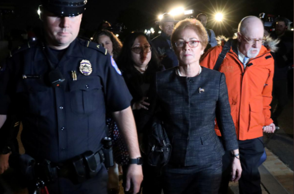 Cảnh sát Quốc hội Mỹ hộ tống bà Marie Yovanovitch - cựu đại sứ Mỹ tại Ukraine rời đi sau khi bà đến cung cấp lời khai tại Quốc hội ngày 11-10. Ảnh: REUTERS