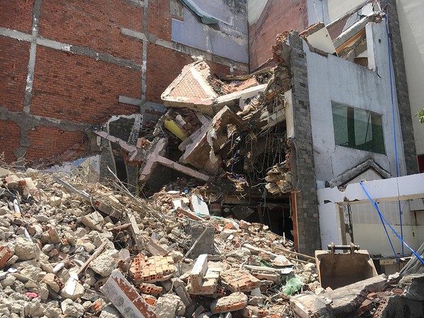 Căn nhà hai tầng đang trong quá trình tháo dỡ thì bất ngờ bị sập đè chết 1 công nhân.