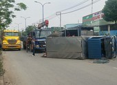 Bình Chánh: Xe tải lật ngang, 2 người bị thương