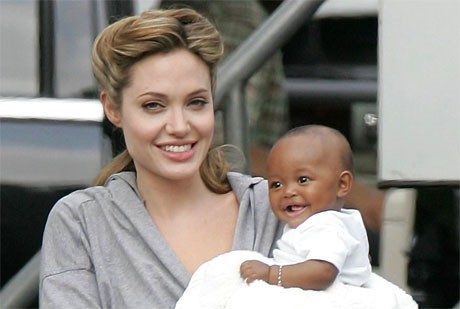 Angelina Jolie muốn sinh thêm con trước khi cắt buồng trứng