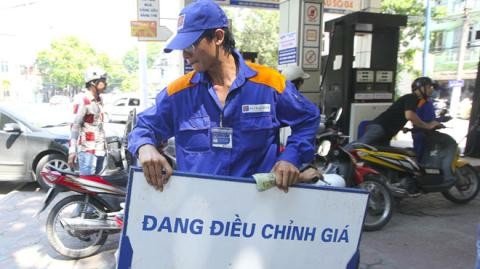 Xăng VN đắt hơn Mỹ: Vì phải cõng 8.244 đồng thuế phí/lít?