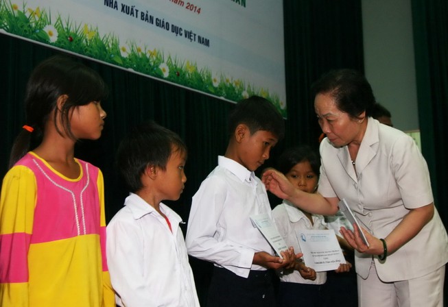 Phó Chủ tịch nước trao học bổng cho trẻ em Ninh Thuận