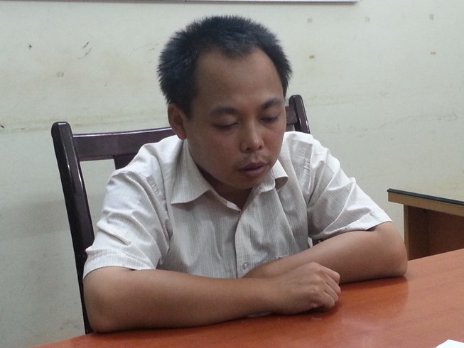 Đối tượng vừa khống chế con tin vừa theo dõi báo mạng