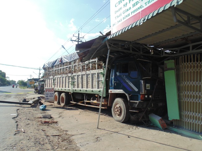 Xe ô tô mất lái tông sập bốn nhà dân