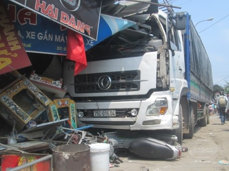 Xe tải gây tai nạn liên hoàn rồi đâm sập nhà dân