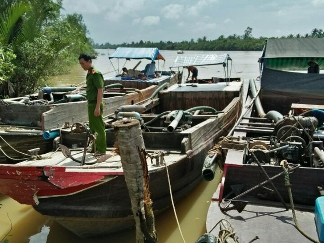 Phạt hàng loạt 'cát tặc', yêu cầu trả cát lại lòng sông