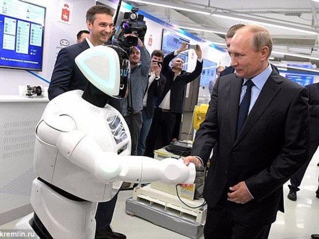 Tổng thống Putin bắt tay, trò chuyện với robot