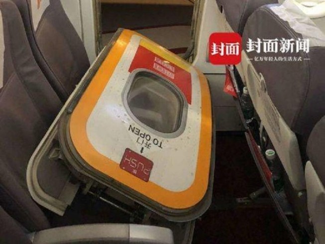 Ngột ngạt, khách mở cửa thoát hiểm máy bay để... hóng gió trời