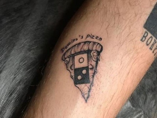 Đổ xô đi xăm hình logo công ty để ăn pizza miễn phí trọn đời