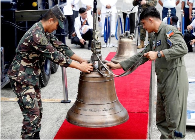 Mỹ trả lại 3 quả chuông cho Philippines