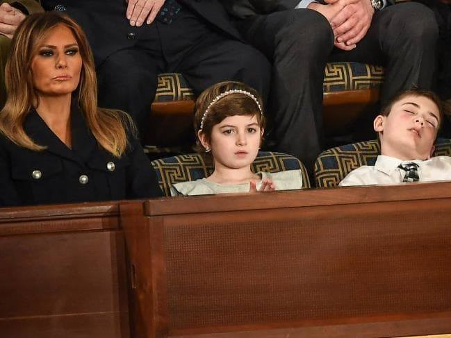 Vị khách đặc biệt Nhà Trắng ngủ gật khi ông Trump phát biểu
