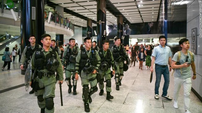 Người biểu tình Hong Kong đổi chiến thuật để trà trộn sân bay
