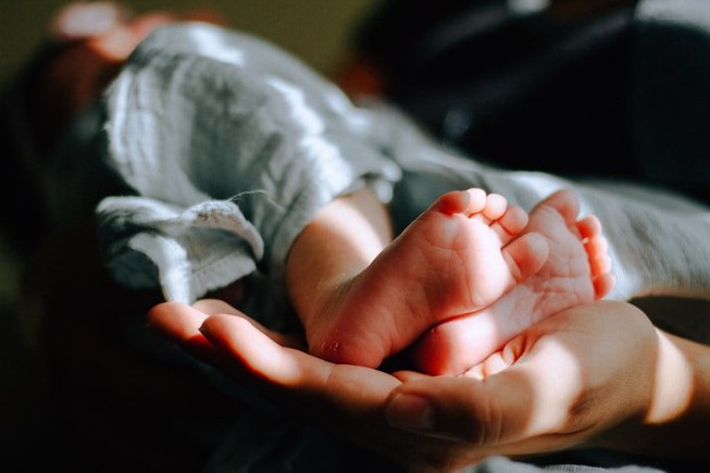 Bán 2 con sơ sinh để lấy tiền mua điện thoại mới