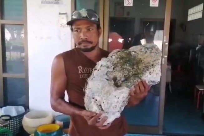 Nhặt rác trên biển, tìm thấy vật lạ trị giá hơn 15 tỉ đồng