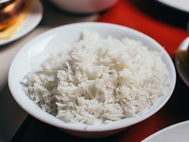 Người giúp việc lén trộn chất ô uế vào cơm cho chủ nhà ăn để "ếm bùa". Ảnh: CNA