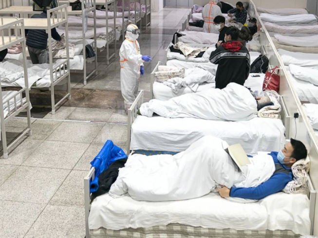 Bệnh nhân bị nhiễm virus Corona được nhìn thấy tại một bệnh viện tạm thời được chuyển đổi từ một Trung tâm triển lãm ở Vũ Hán vào ngày 5-2. Ảnh:TÂN HOA XÃ