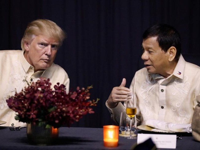 Tổng thống Donald Trump (phải) trong cuộc gặp Tổng thống Philippines Rodrigo Duterte (phải) ở Manila hồi tháng 11-2017. Ảnh: REUTERS