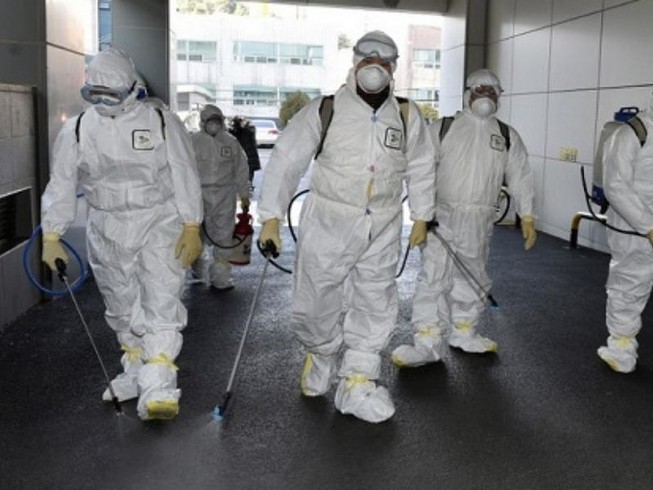 Nhân viên y tế khử trùng tại thành phố Daegu. Ảnh: AFP