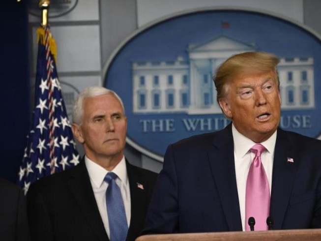 Tổng thống Donald Trump (phải) bổ nhiệm Phó Tổng thống Mike Pence chỉ đạo chống dịch. Ảnh: CNN