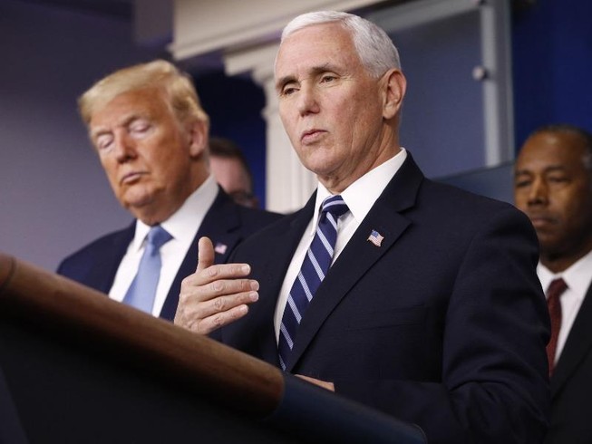 Phó Tổng thống Mỹ Mike Pence phát biểu tại họp ngắn hằng ngày tại Nhà Trắng hôm 21-3. Ảnh: REUTERS