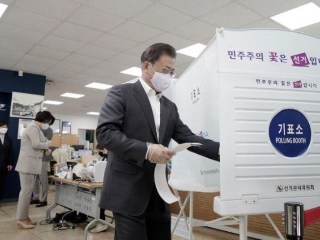 Tổng thống Hàn Quốc Moon Jae-in đi bỏ phiếu tại một điểm bầu cử ở thủ đô Seoul trong ngày bỏ phiếu sớm 11-4. Ảnh: YONHAP