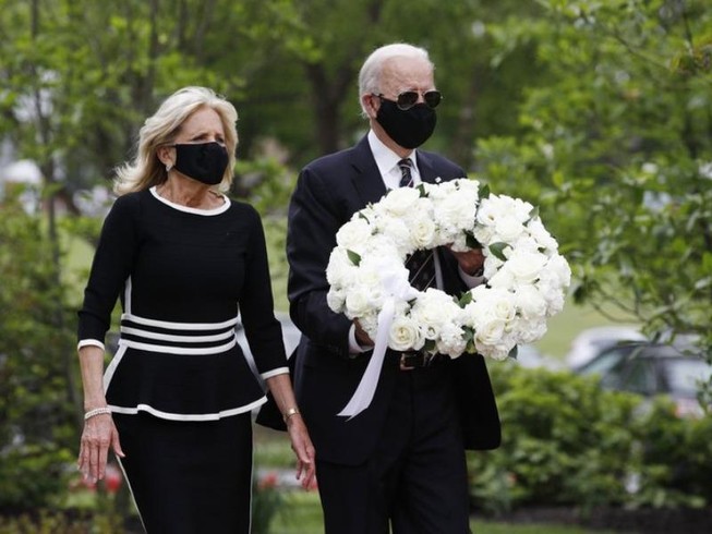 Ông Joe Biden và phu nhân Jill Biden xuất hiện tại đài tưởng niệm cựu binh vào ngày tưởng niệm. Ảnh: AP