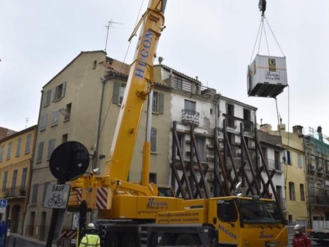 Dùng cần cẩu đưa người đàn ông nặng 300 kg đến bệnh viện