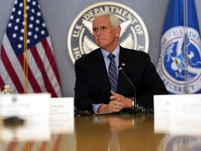 Ông Pence gọi điện chúc mừng bà Kamala Harris
