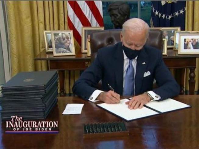 Ông Biden ký loạt lệnh hành pháp xóa bỏ di sản của ông Trump