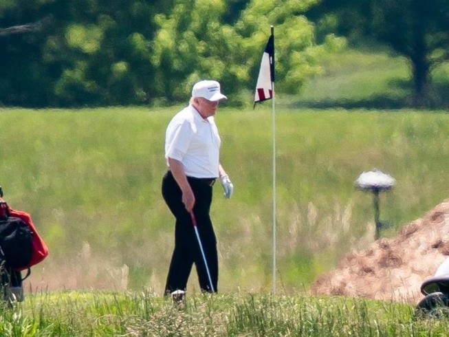 Ông Trump đi chơi golf ngày đầu tiên sau khi rời Nhà Trắng