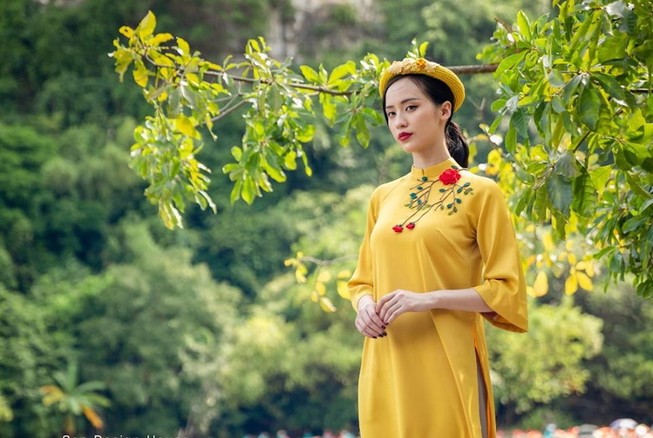 Thong dong xem áo dài ngày tết