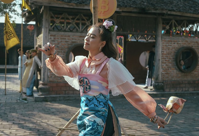 Hoàng Thùy Linh thả vàng anh, cắt duyên âm