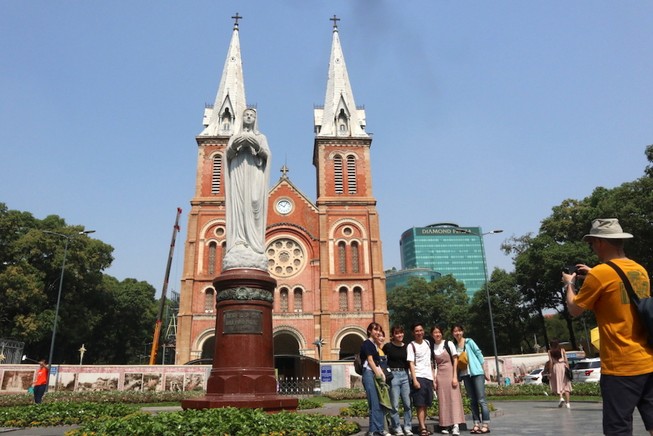 Linh mục, giáo dân mang khẩu trang thực hiện bí tích Hòa giải