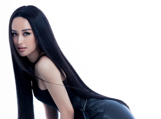 Mai Phương Thúy bất ngờ lột xác nóng bỏng trong trang phục đen