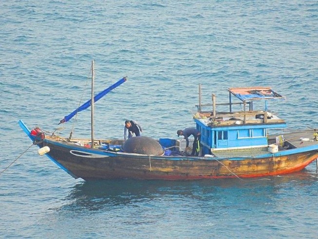 Tạm giữ tàu đánh cá bằng thuốc nổ trên vịnh Đà Nẵng