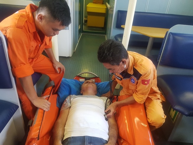 Khẩn cấp cứu 1 người nước ngoài nguy kịch ở vùng biển Hoàng Sa