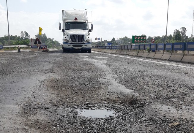 Cao tốc Đà Nẵng - Quảng Ngãi vừa bị phạt lại tiếp tục lở loét